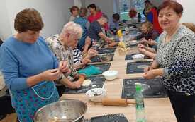 seniorki lepią pierogi