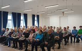 seniorzy podczas wykładu