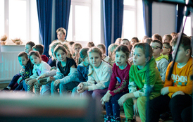 dzieci słuchają gry na instrumentach