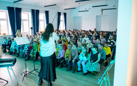 dzieci słuchają gry na instrumentach