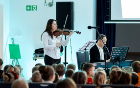 dzieci słuchają gry na instrumentach