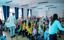 dzieci słuchają gry na instrumentach