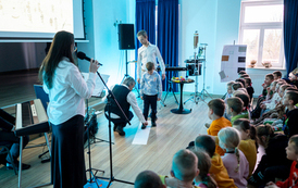 dzieci słuchają gry na instrumentach