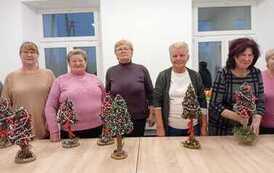 seniorki prezentują swoje stroiki