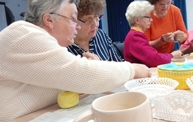 seniorzy szydełkują