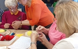 seniorka uczy szydełkować seniorkę