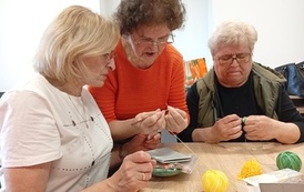 seniorzy szydełkują