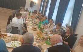 seniorzy podczas zabawy andrzejkowej