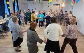 seniorzy podczas zabawy andrzejkowej