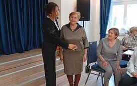 seniorzy podczas zajęć w klubie seniora