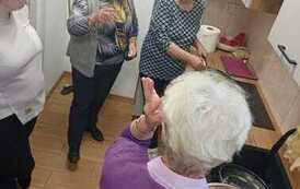 seniorki przygotowują ciasto na piernik