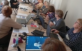 seniorzy podczas zajęć komputerowych
