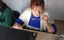 seniorzy podczas zajęć komputerowych