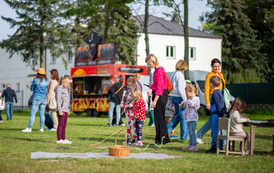 uczestnicy w trakcie zabawy podczas pikniku country