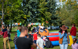 uczestnicy w trakcie zabawy podczas pikniku country