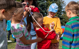 uczestnicy w trakcie zabawy podczas pikniku country
