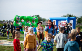 uczestnicy w trakcie zabawy podczas pikniku country