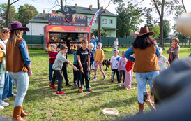 uczestnicy w trakcie zabawy podczas pikniku country