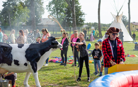 uczestnicy w trakcie zabawy podczas pikniku country