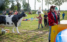 uczestnicy w trakcie zabawy podczas pikniku country