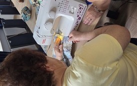 seniorzy podczas warsztat&oacute;w krawieckich