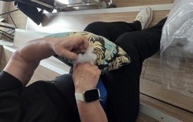 seniorzy podczas warsztat&oacute;w krawieckich