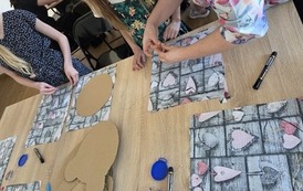 dzieci podczas warsztat&oacute;w krawieckich