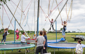 dzieci na trampolinach