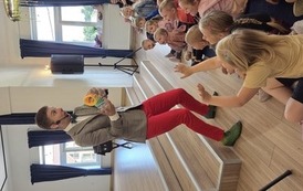 dzieci podczas pokaz&oacute;w iluzjonisty