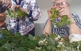 seniorzy podczas warsztat&oacute;w