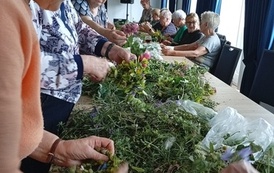 seniorzy podczas warsztat&oacute;w