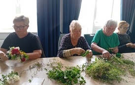 seniorzy podczas warsztat&oacute;w