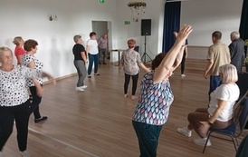seniorzy podczas ćwiczeń