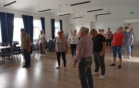 seniorzy podczas ćwiczeń 