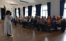 seniorzy podczas wykładu