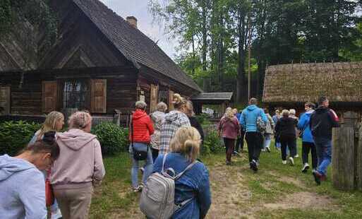 ludzie zwiedzajacy skansen