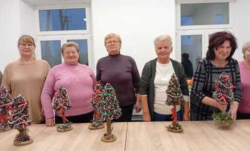 seniorki prezentują swoje stroiki