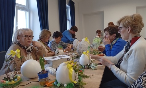 seniorki wykonujące stroiki