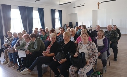 seniorzy podczas wykładu