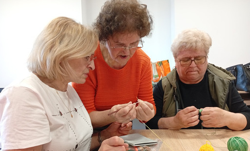 seniorka uczy szydełkować seniorki