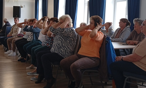 seniorzy podczas wykładu